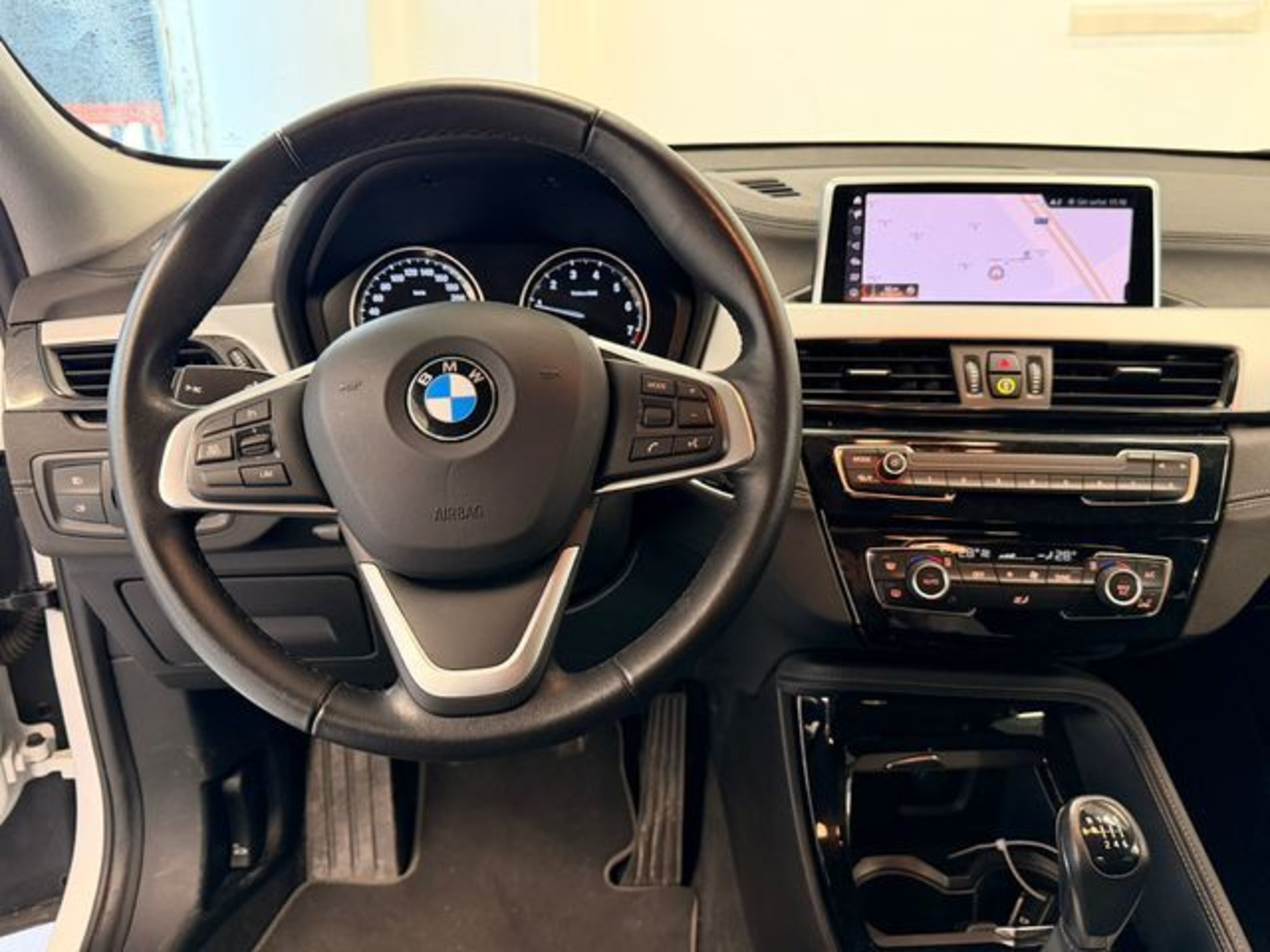 Renting BMW X2 sDrive18i 103 kW (140 CV) 2 4