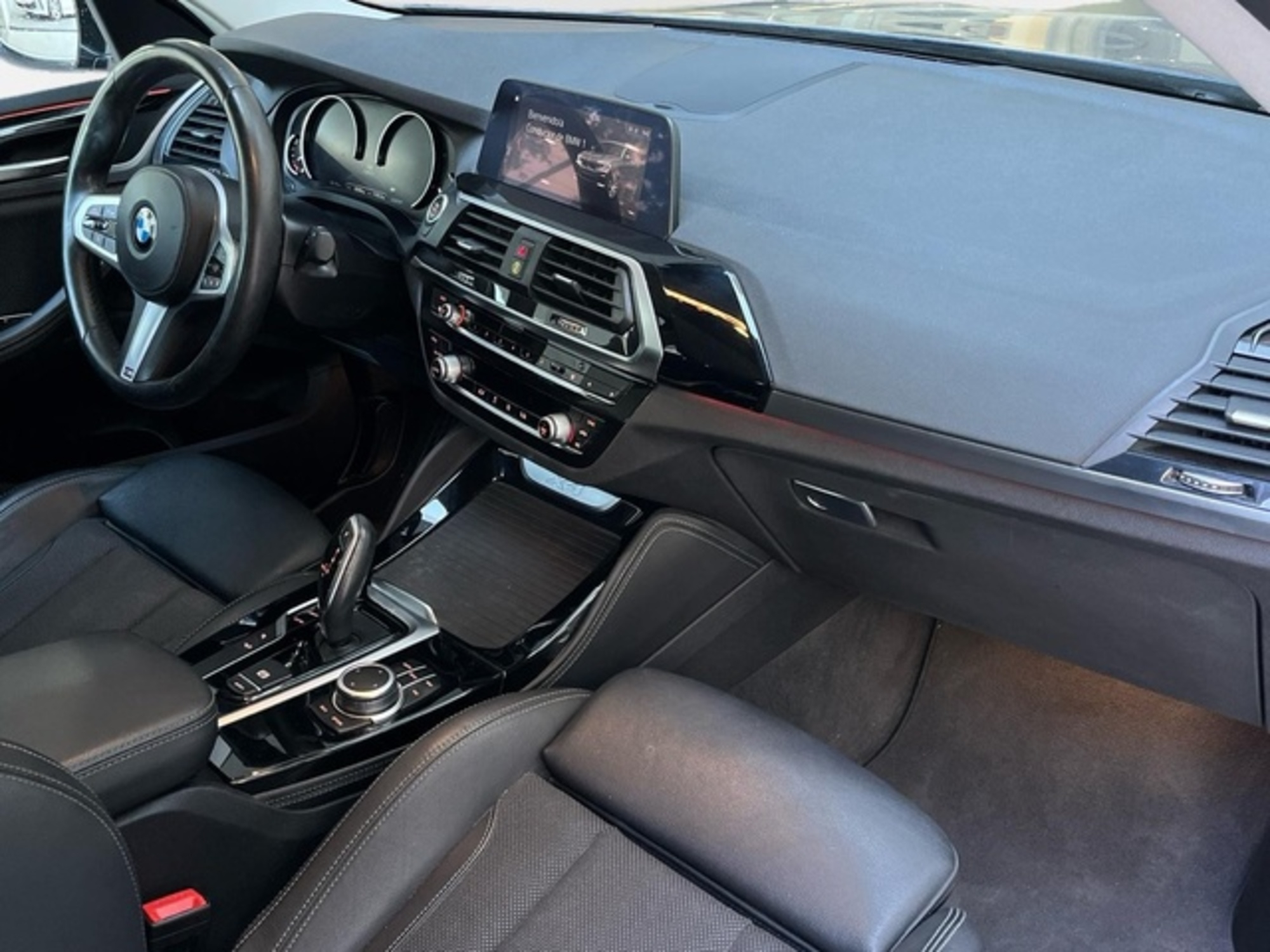 Renting BMW X4 xDrive20d 140 kW (190 CV) 3