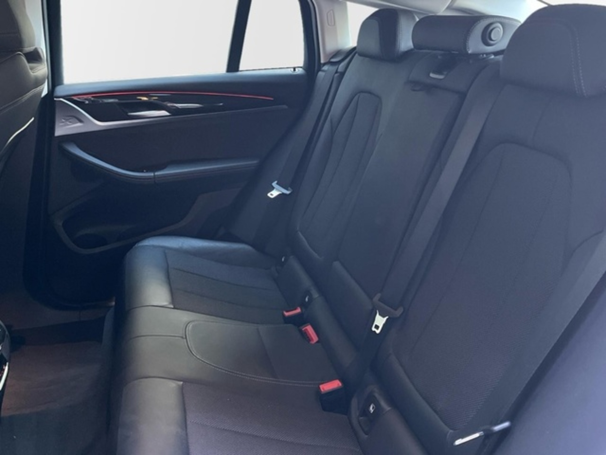 Renting BMW X4 xDrive20d 140 kW (190 CV) 3