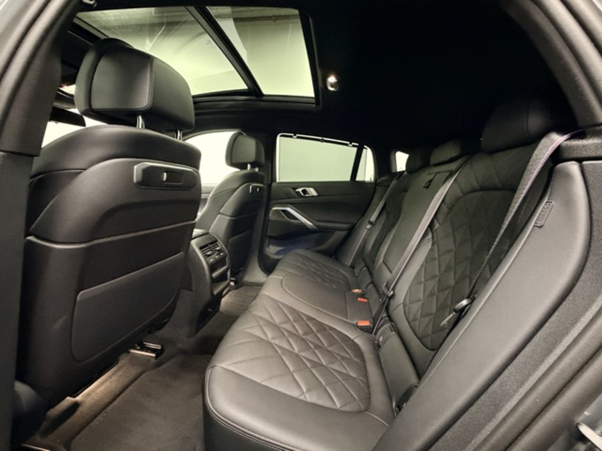 Renting BMW X6 xDrive30d M Sport 210 kW (286 CV) 1