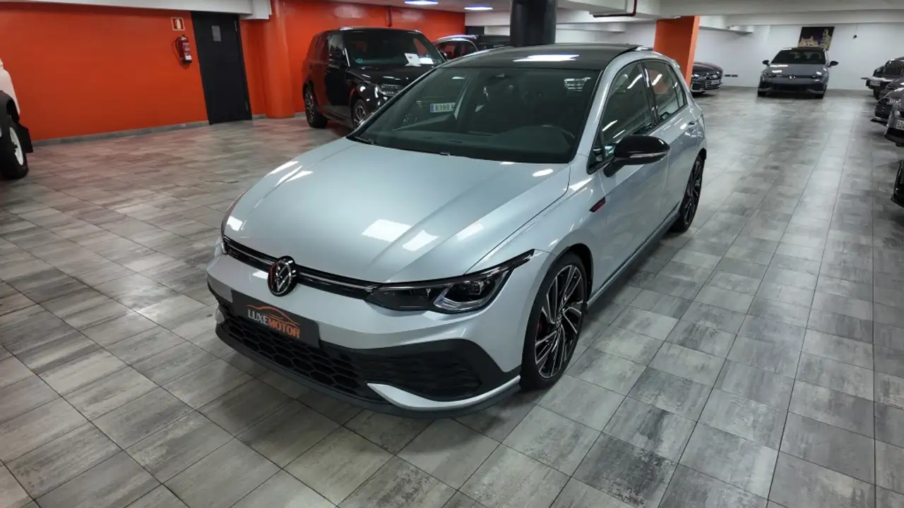 Renting Volkswagen Golf GTI 2.0 TSI Clubsport DSG 221kW Plateado