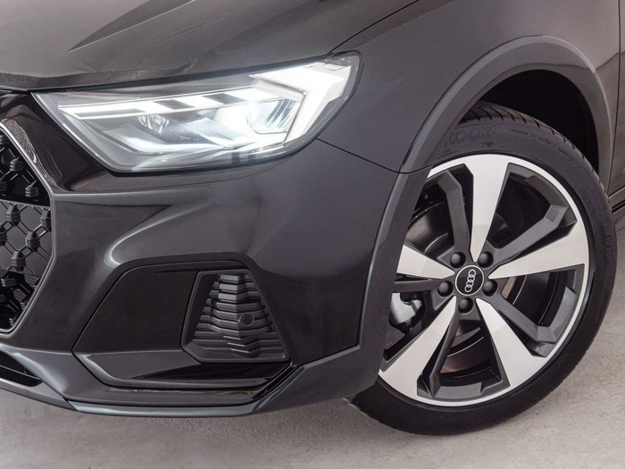 Renting Audi A1 allstreet Adrenalin Black 30 TFSI 85 kW (116 CV) Ocasión