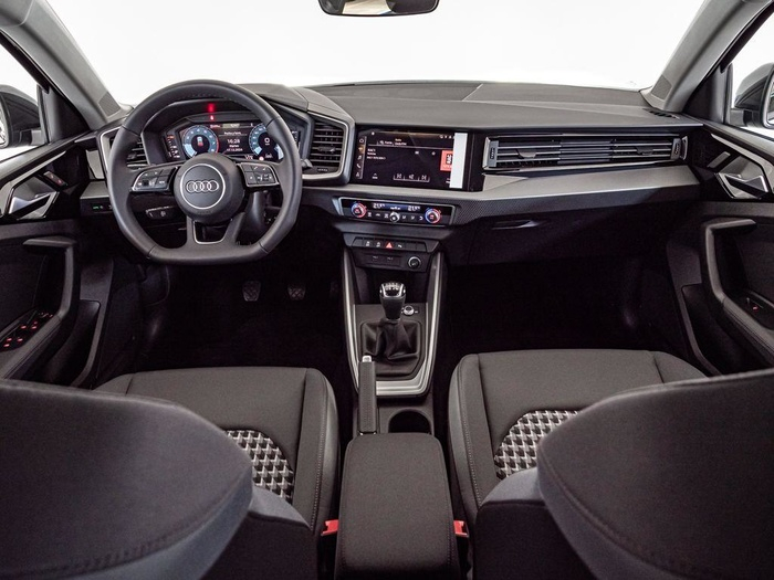 Renting Audi A1 allstreet Adrenalin Black 30 TFSI 85 kW (116 CV) Ocasión 1