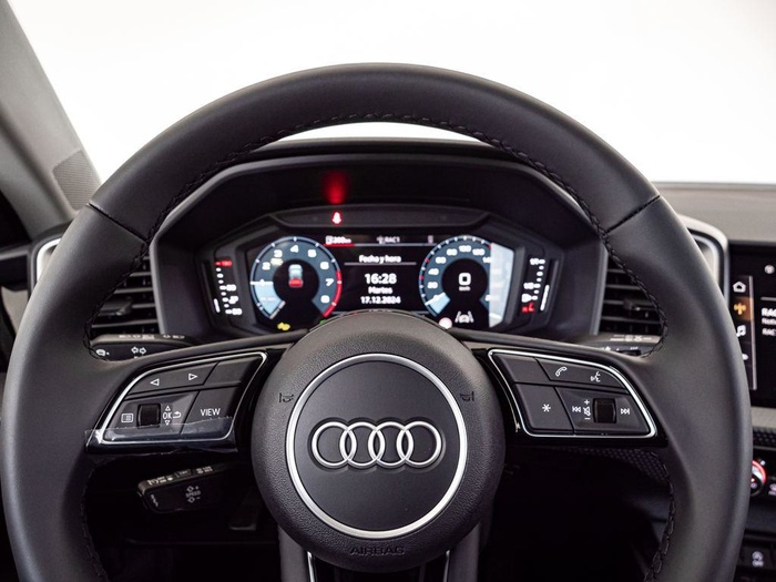 Renting Audi A1 allstreet Adrenalin Black 30 TFSI 85 kW (116 CV) Ocasión 1