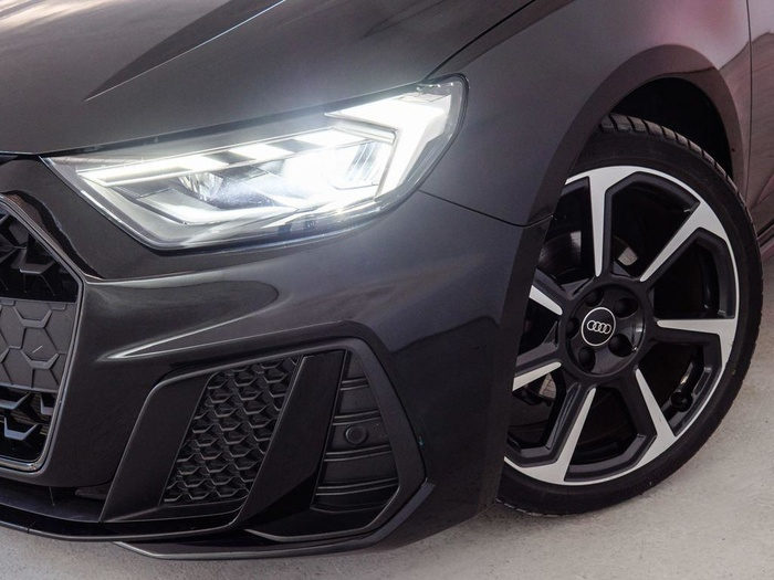 Renting Audi A1 Sportback Adrenalin Black edition 30 TFSI 85 kW (116 CV) S tronic Ocasión