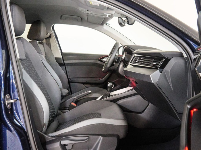 Renting Audi A1 Sportback Adrenalin Black edition 30 TFSI 85 kW (116 CV) S tronic Ocasión 2