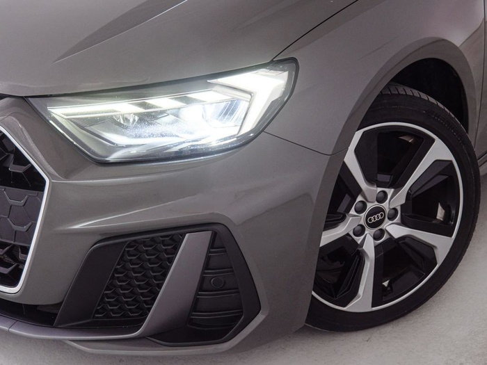 Renting Audi A1 Sportback Adrenalin edition 30 TFSI 81 kW (110 CV) Ocasión