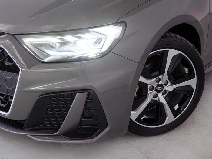 Renting Audi A1 Sportback Adrenalin edition 30 TFSI 85 kW (116 CV) S tronic Ocasión