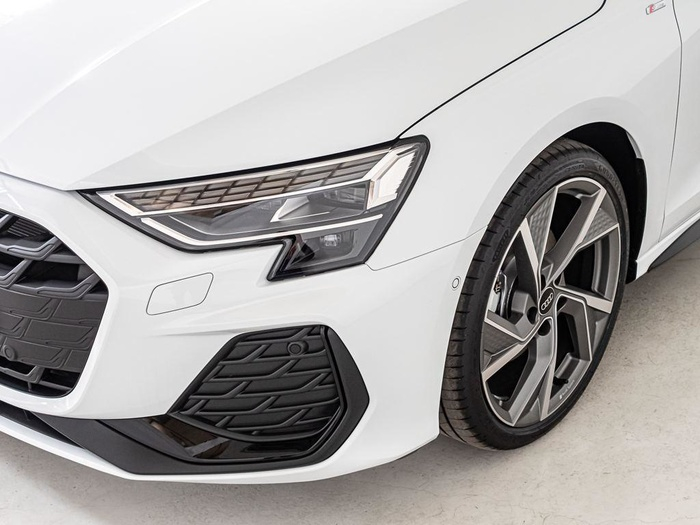 Renting Audi A3 Sedan Black line TFSI 110 kW (150 CV) S tronic Ocasión