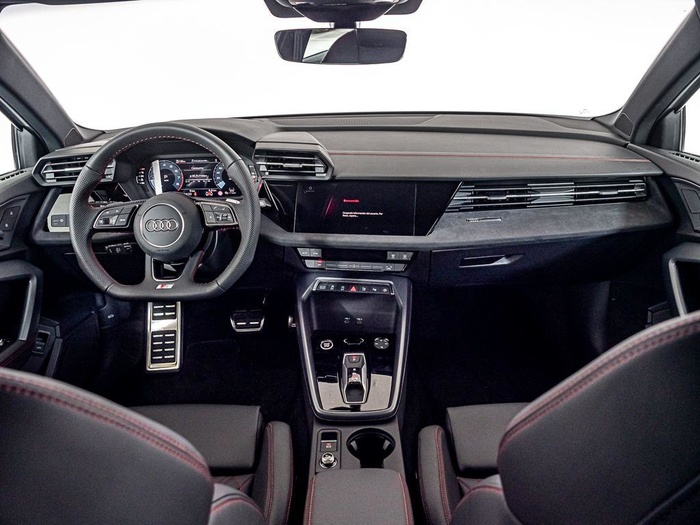 Renting Audi A3 Sedan Black line TFSI 110 kW (150 CV) S tronic Ocasión
