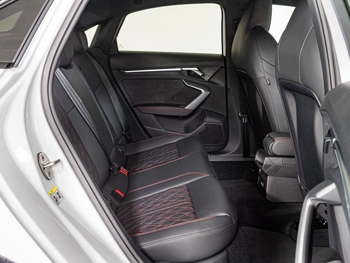 Renting Audi A3 Sedan Black line TFSI 110 kW (150 CV) S tronic Ocasión