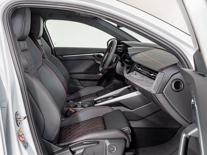 Renting Audi A3 Sedan Black line TFSI 110 kW (150 CV) S tronic Ocasión
