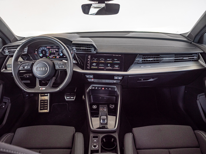 Renting Audi A3 Sportback TFSIe Genuine edition 40 TFSI e 150 kW (204 CV) S tronic Ocasión