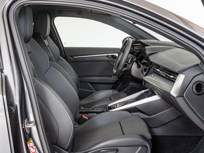 Renting Audi A3 Sportback TFSIe Genuine edition 40 TFSI e 150 kW (204 CV) S tronic Ocasión