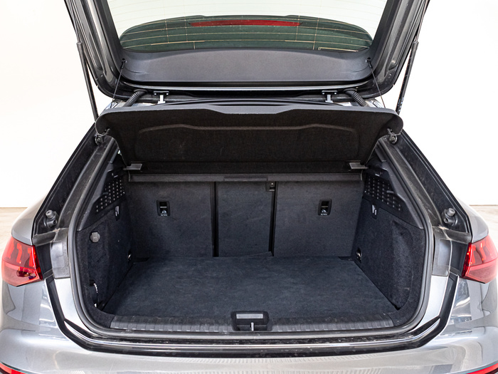 Renting Audi A3 Sportback TFSIe Genuine edition 40 TFSI e 150 kW (204 CV) S tronic Ocasión