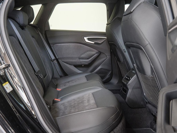 Renting Audi A5 Avant e-hybrid Black Line quattro 220 kW (299 CV) Ocasión 1