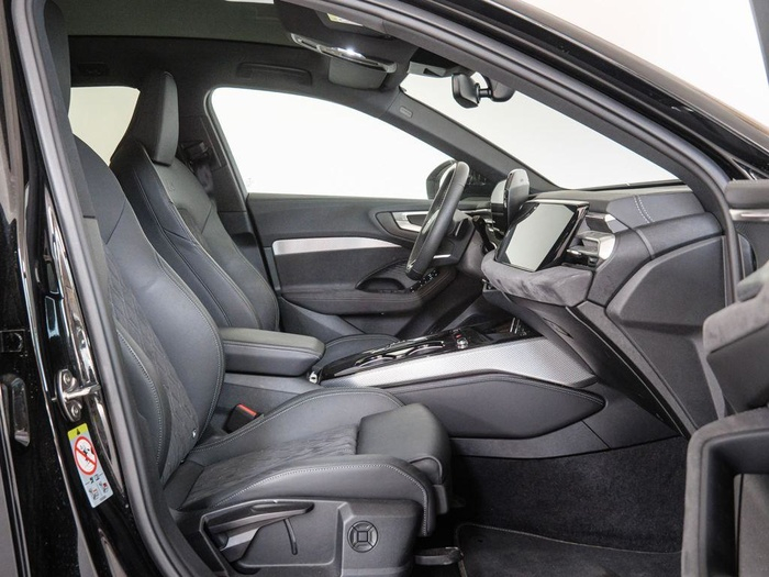Renting Audi A5 Avant e-hybrid Black Line quattro 220 kW (299 CV) Ocasión 1