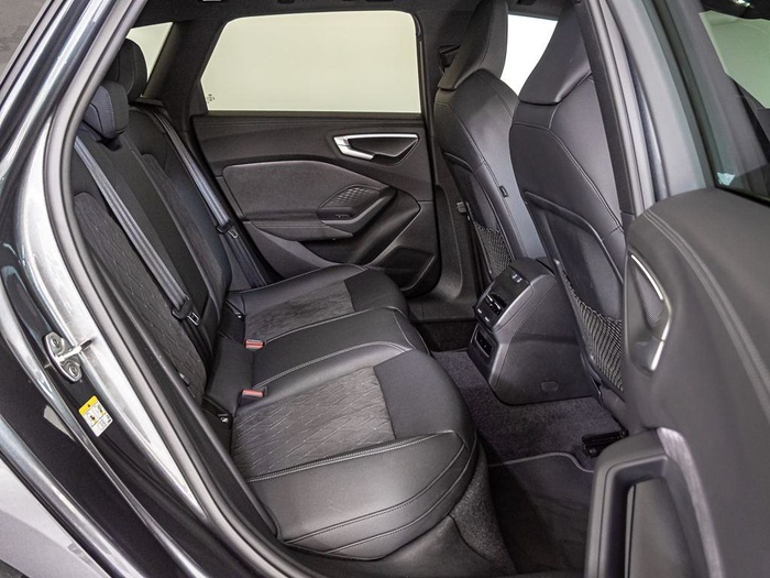 Renting Audi A5 Avant e-hybrid Black Line quattro 220 kW (299 CV) Ocasión