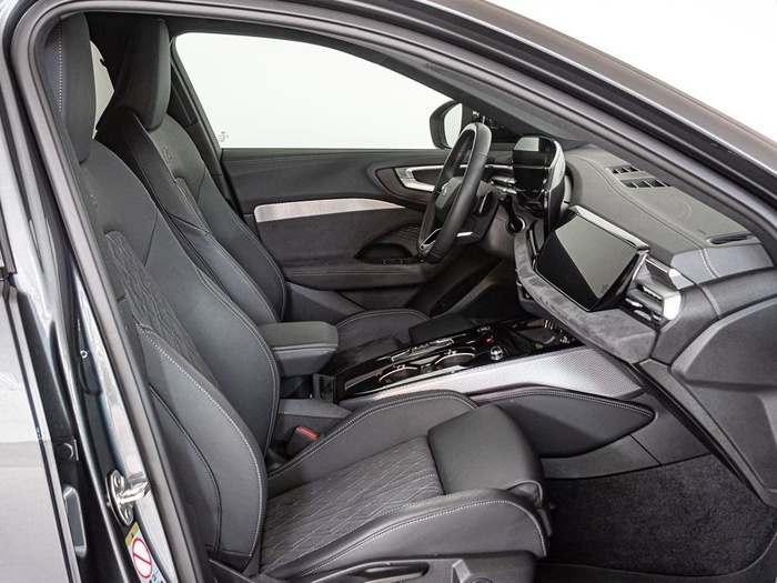 Renting Audi A5 Avant e-hybrid Black Line quattro 220 kW (299 CV) Ocasión