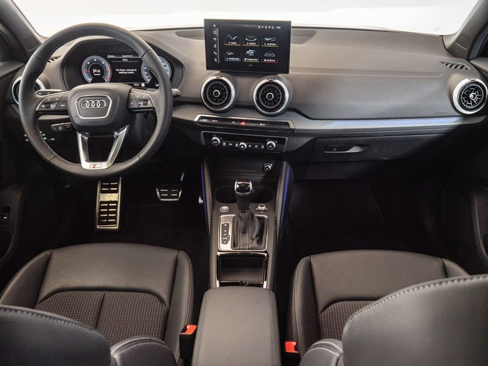 Renting Audi Q2 Adrenalin Black Edition 35 TDI 110 kW (150 CV) S tronic Ocasión