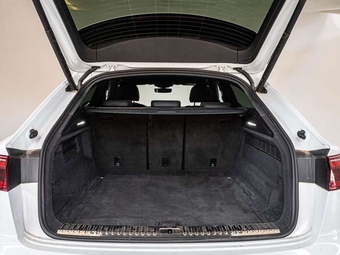 Renting Audi Q8 Black line 50 TDI quattro 210 kW (286 CV) tiptronic Ocasión