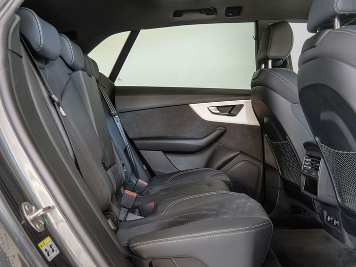 Renting Audi Q8 Black line 50 TDI quattro 210 kW (286 CV) tiptronic Ocasión 3
