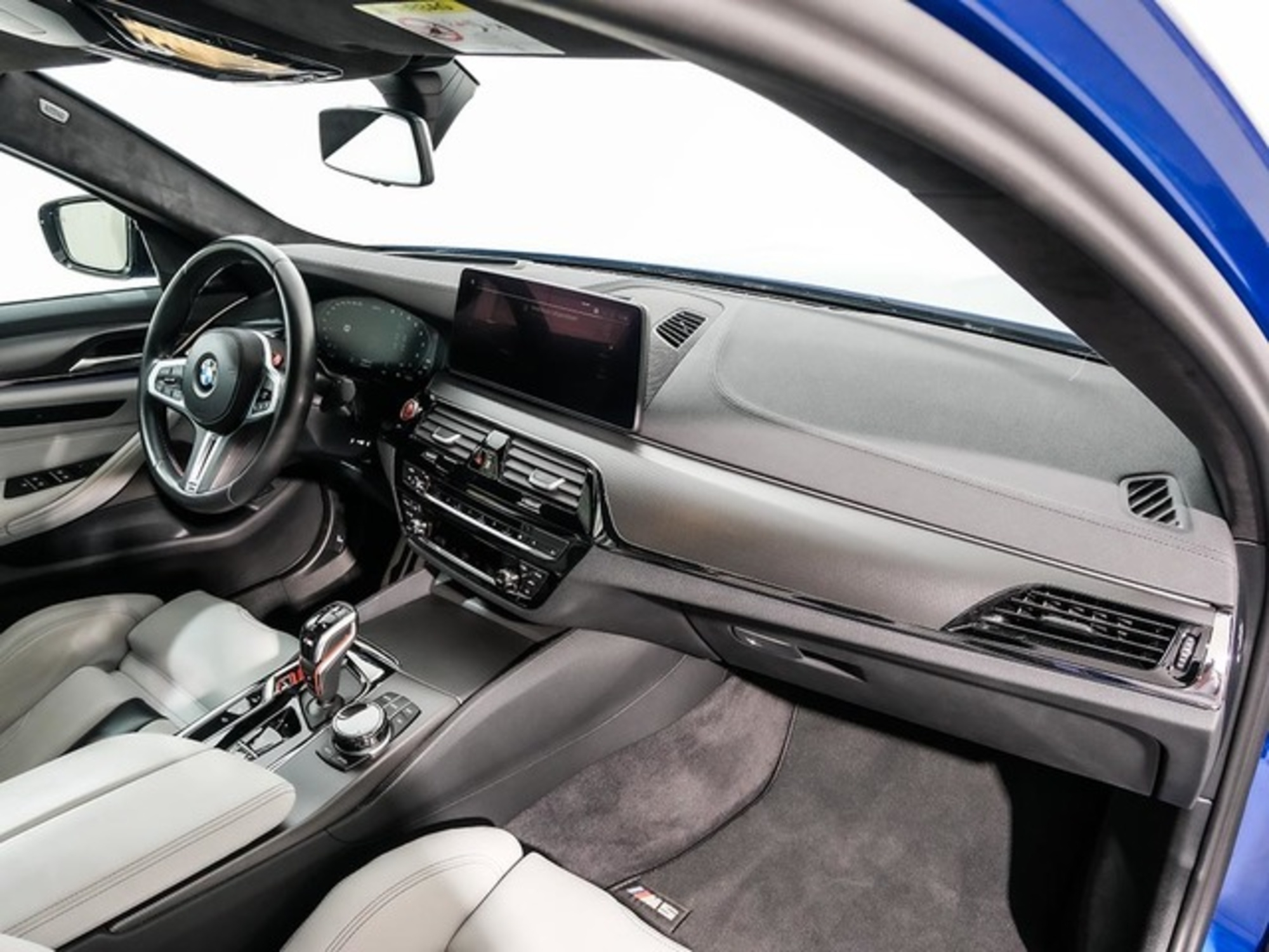 Renting BMW M M5 Competition 460 kW (625 CV)