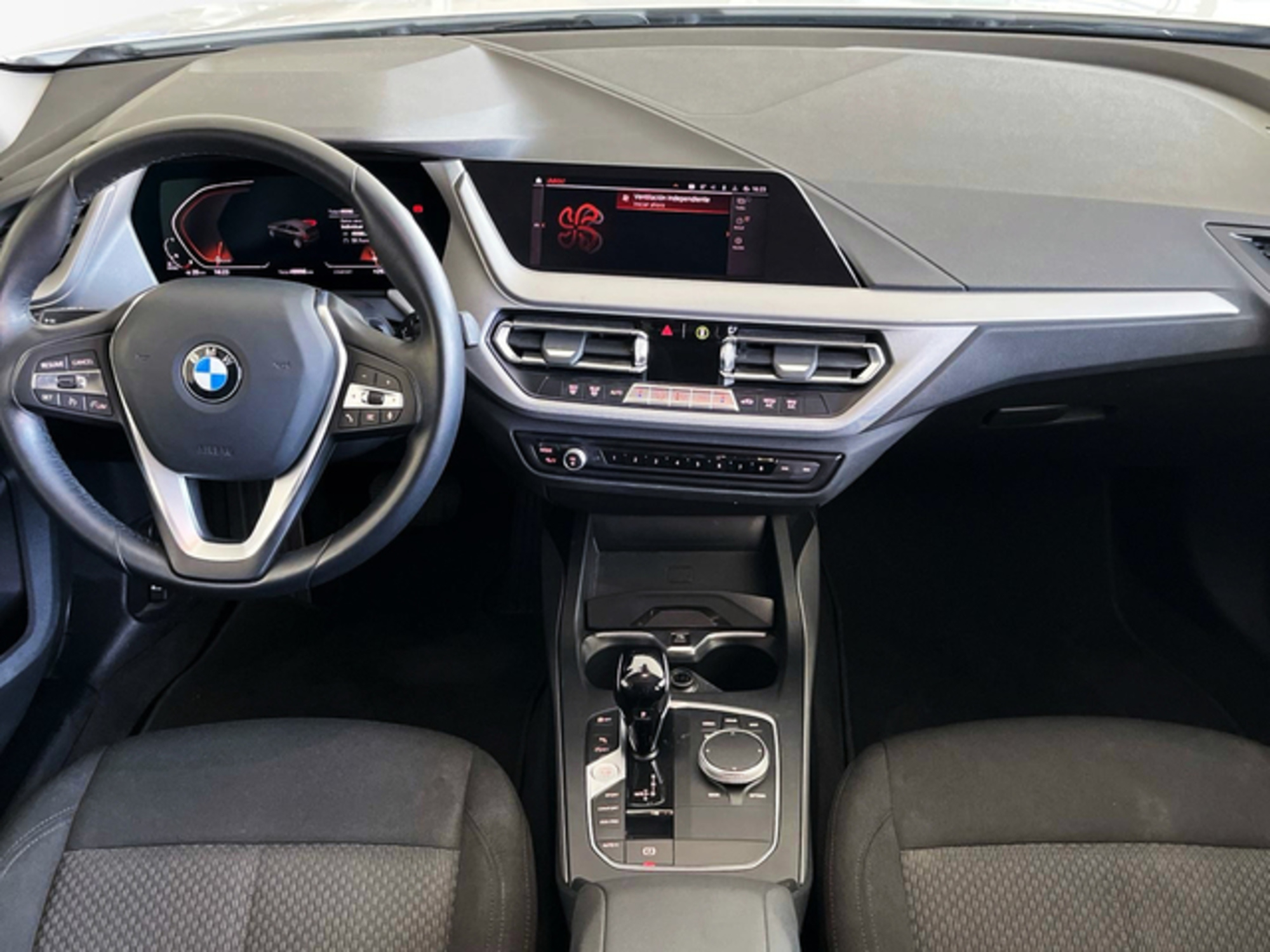 Renting BMW Serie 1 116d 85 kW (116 CV) 6 4