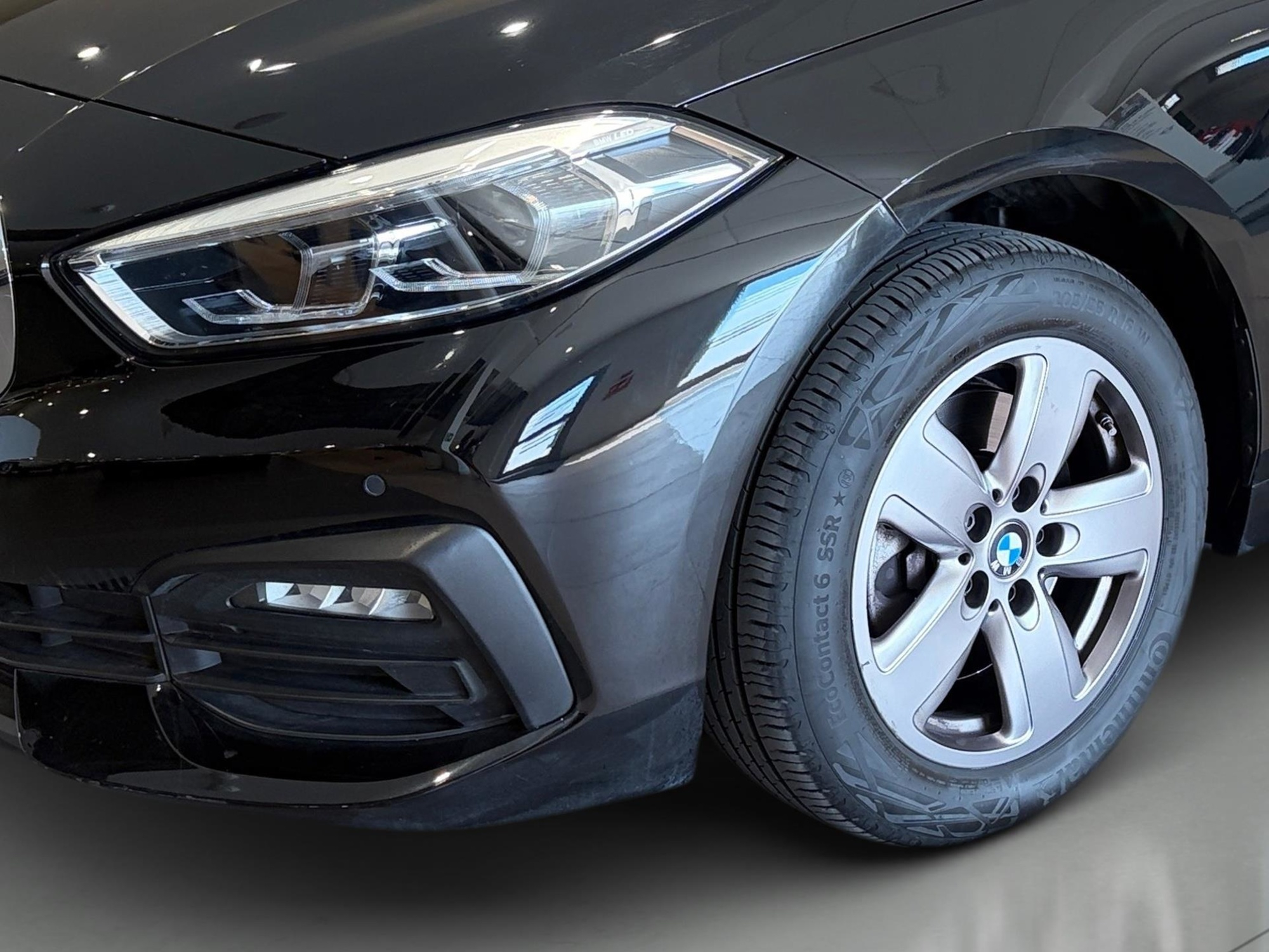 Renting BMW Serie 1 116d 85 kW (116 CV) 6 5