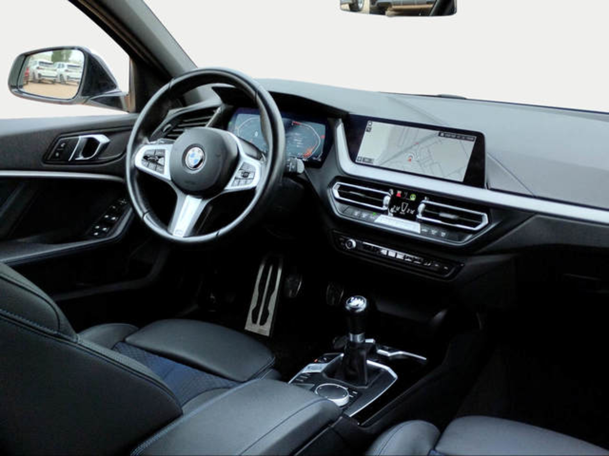 Renting BMW Serie 1 118d 110 kW (150 CV) 10 3