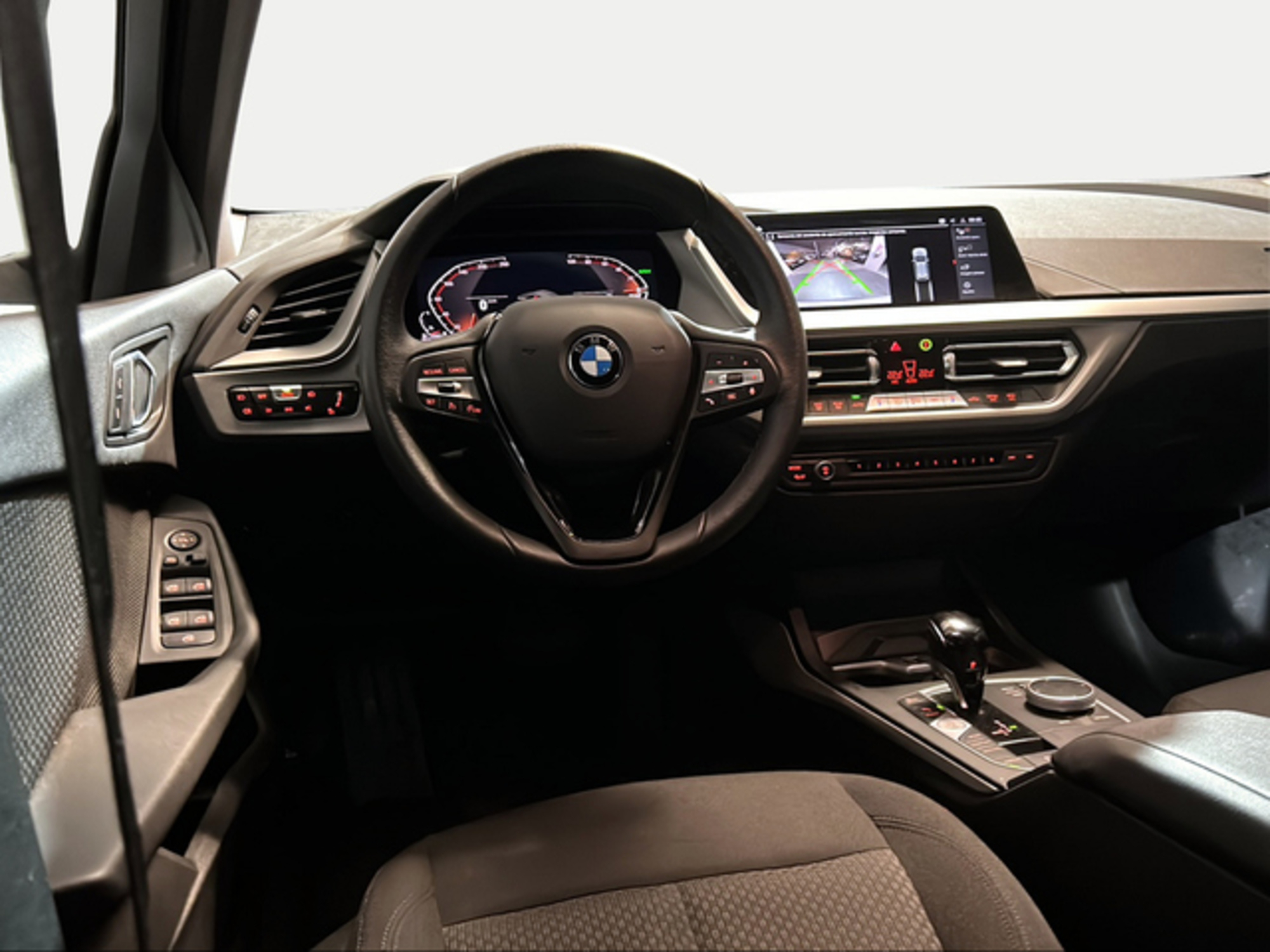 Renting BMW Serie 1 118d Business 110 kW (150 CV) 3 4