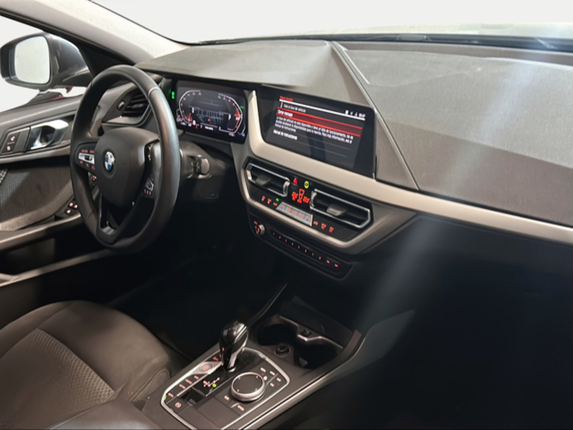 Renting BMW Serie 1 118d Business 110 kW (150 CV) 3 4