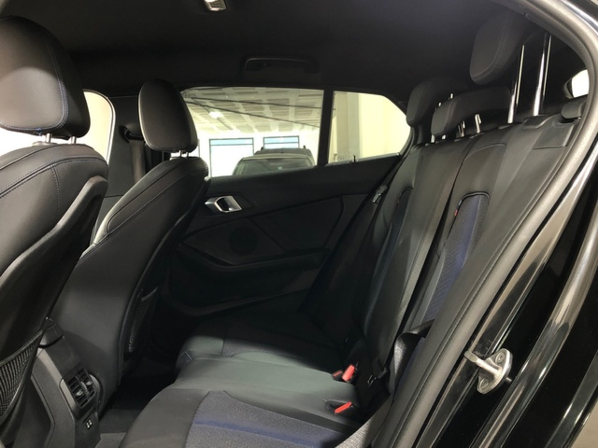 Renting BMW Serie 1 118i 103 kW (140 CV) 3 3