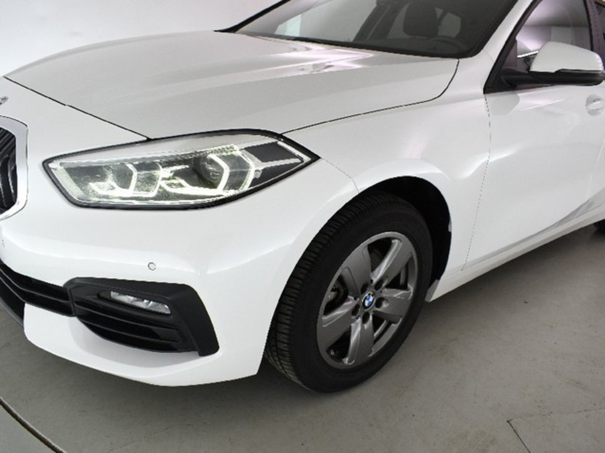 Renting BMW Serie 1 118i 103 kW (140 CV) 6 1