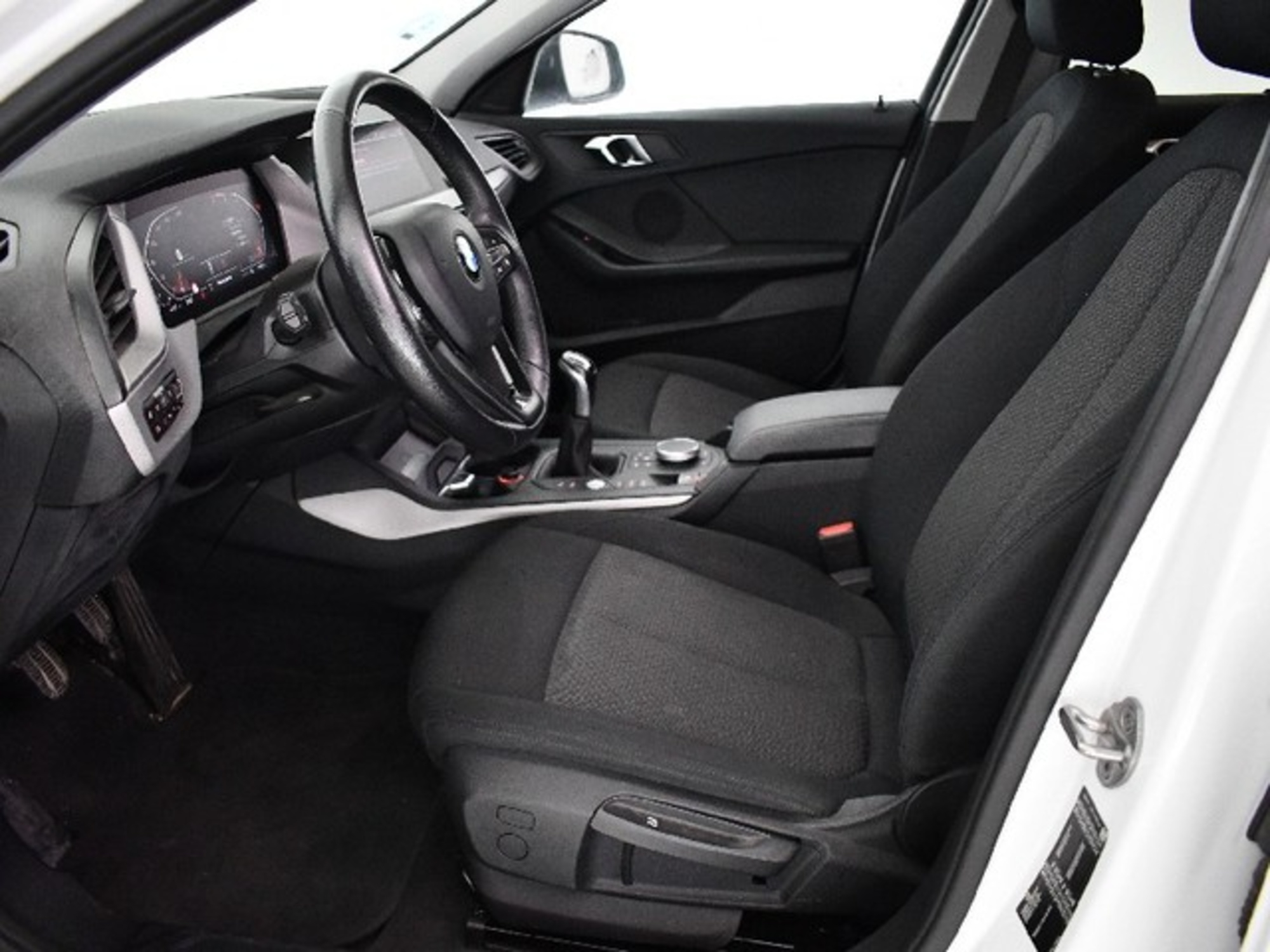 Renting BMW Serie 1 118i 103 kW (140 CV) 6 1