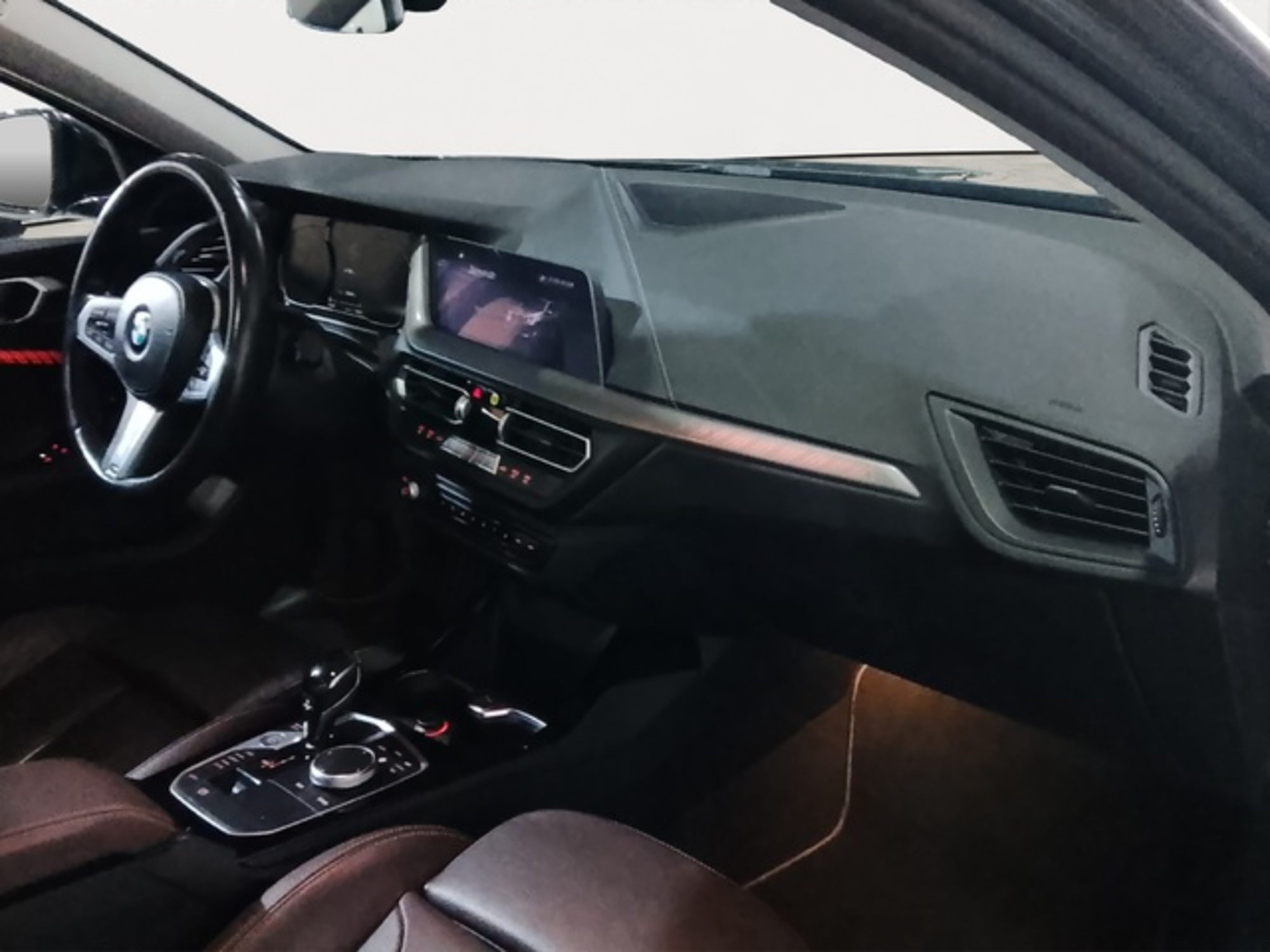 Renting BMW Serie 1 118i 103 kW (140 CV) 6 1