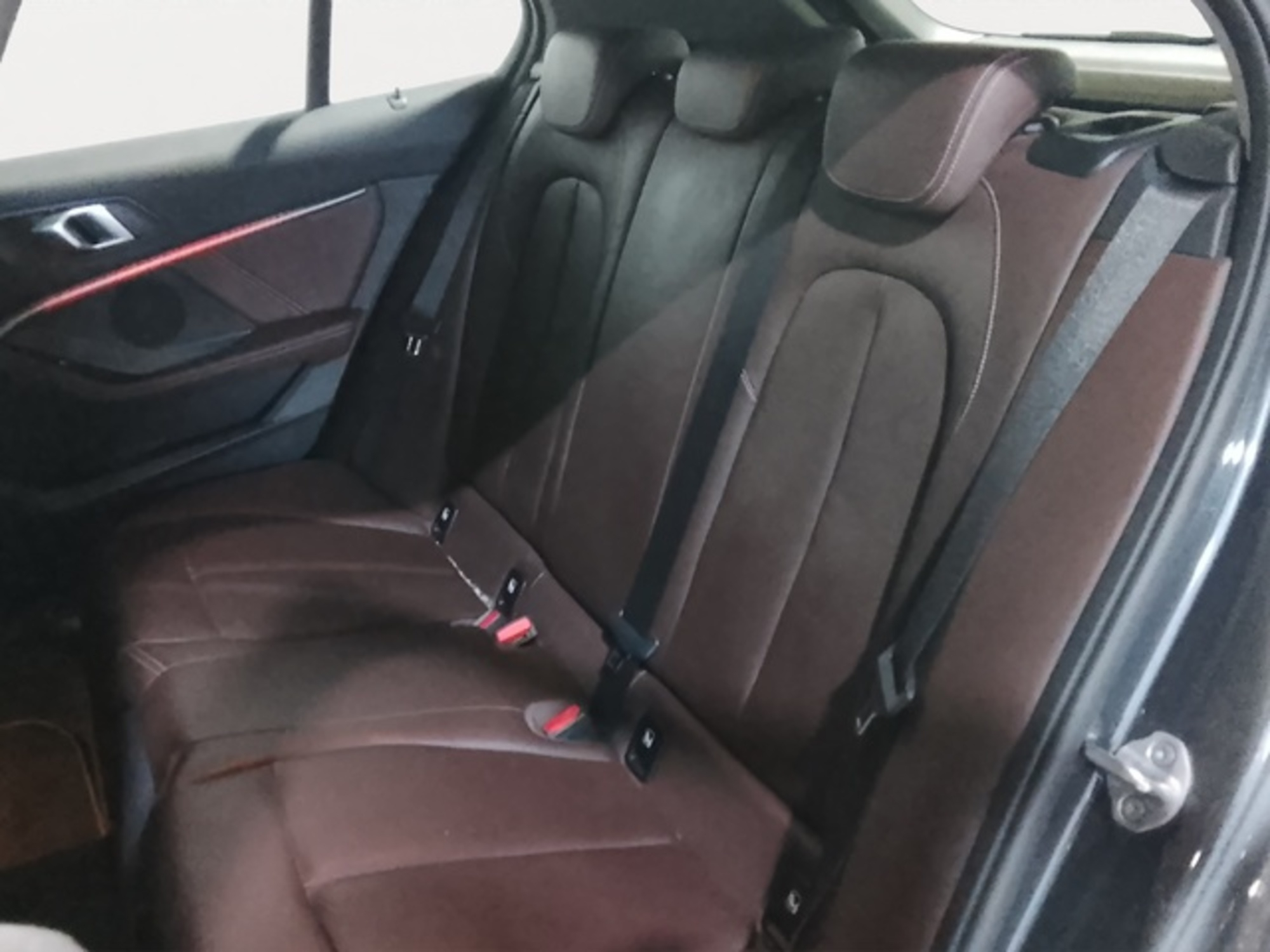 Renting BMW Serie 1 118i 103 kW (140 CV) 6 1
