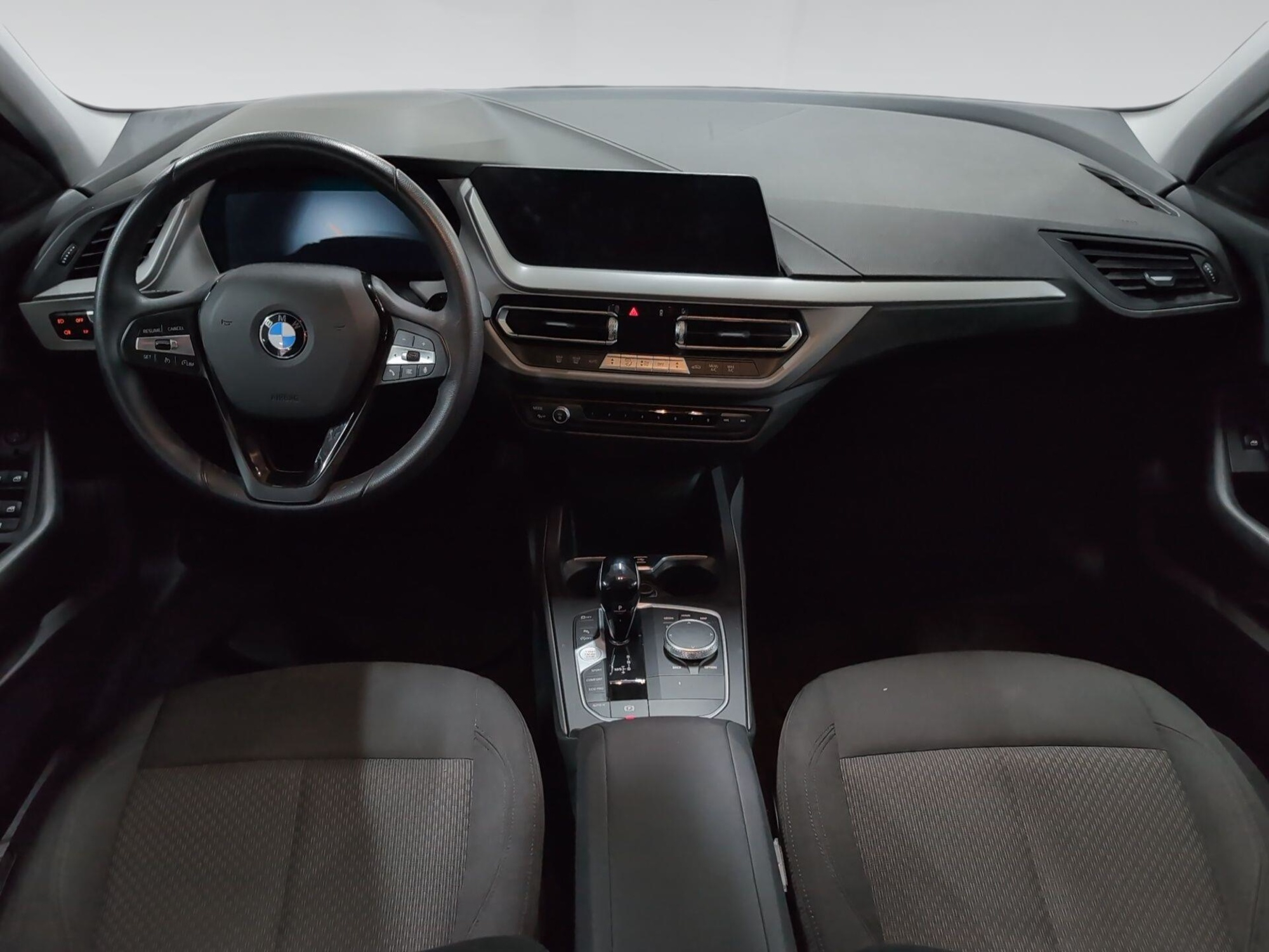 Renting BMW Serie 1 118i 103 kW (140 CV) 7 1