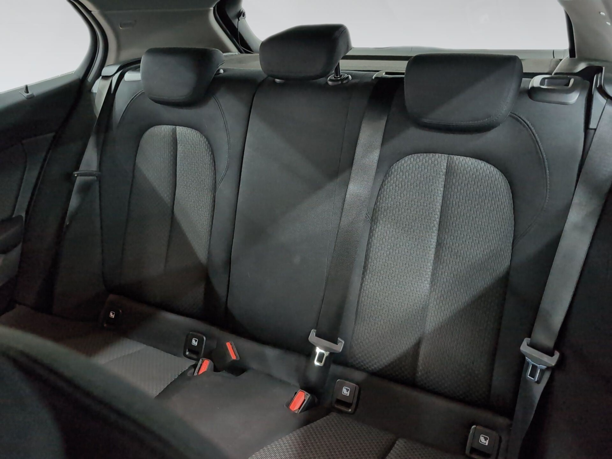 Renting BMW Serie 1 118i 103 kW (140 CV) 7 1