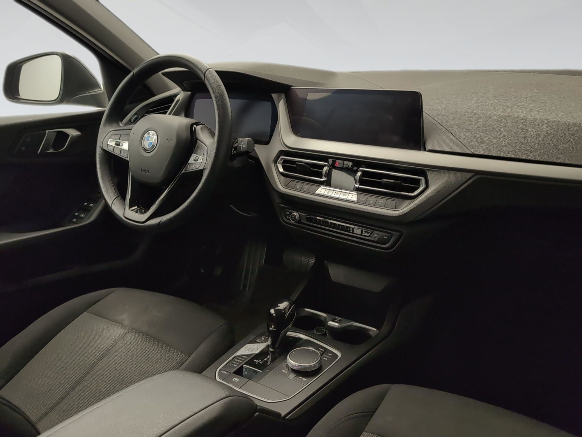 Renting BMW Serie 1 118i 103 kW (140 CV) 7 2