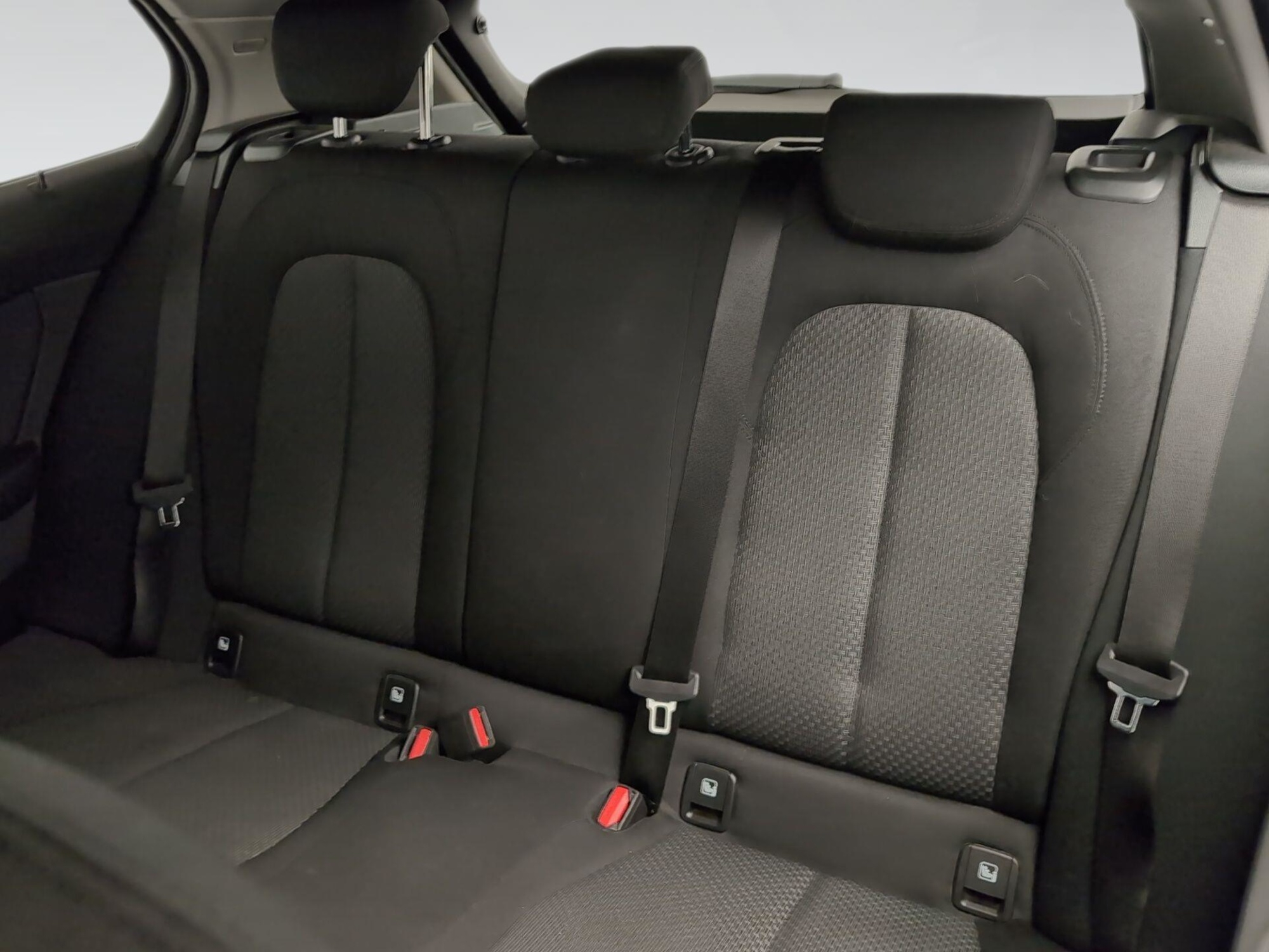 Renting BMW Serie 1 118i 103 kW (140 CV) 7 2
