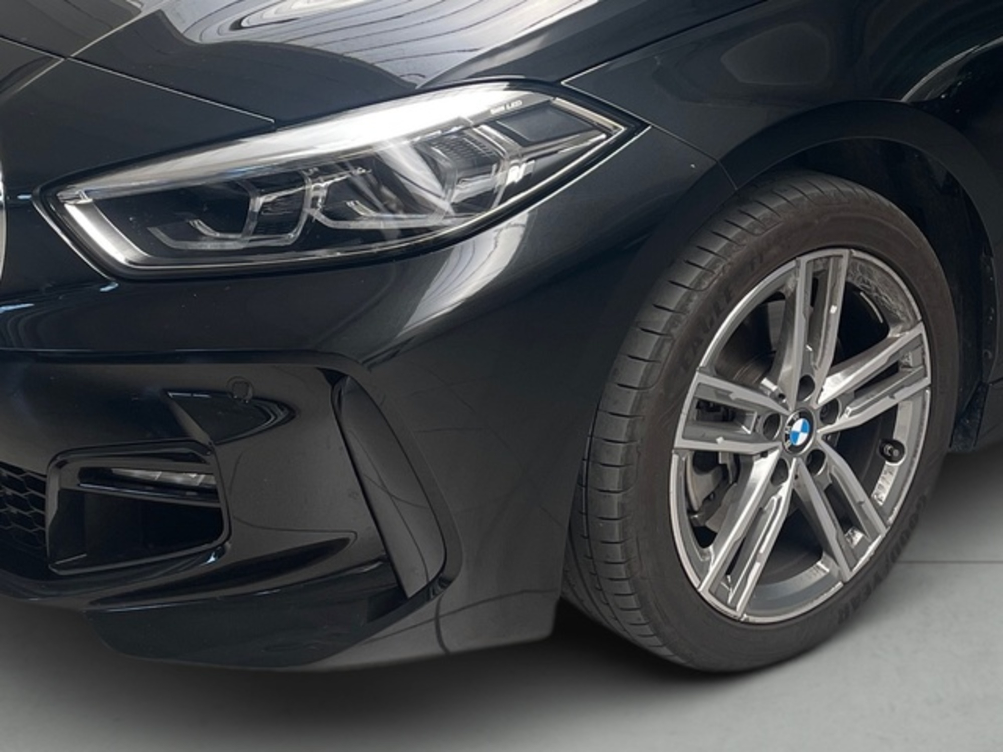 Renting BMW Serie 1 118i 103 kW (140 CV) 7 12