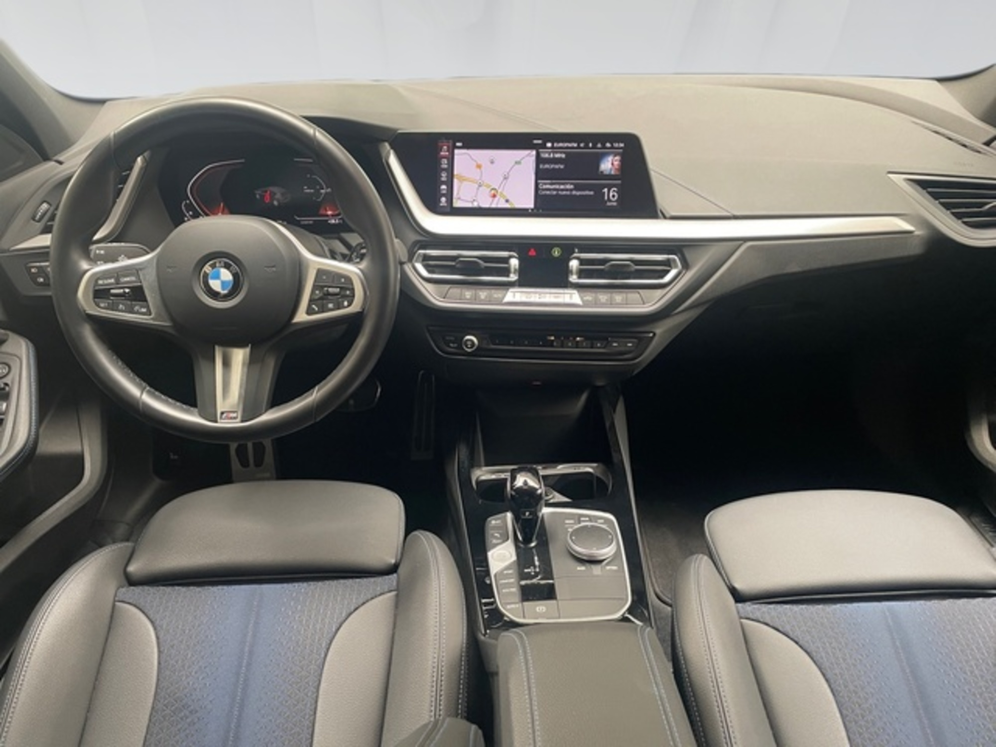 Renting BMW Serie 1 118i 103 kW (140 CV) 7 12