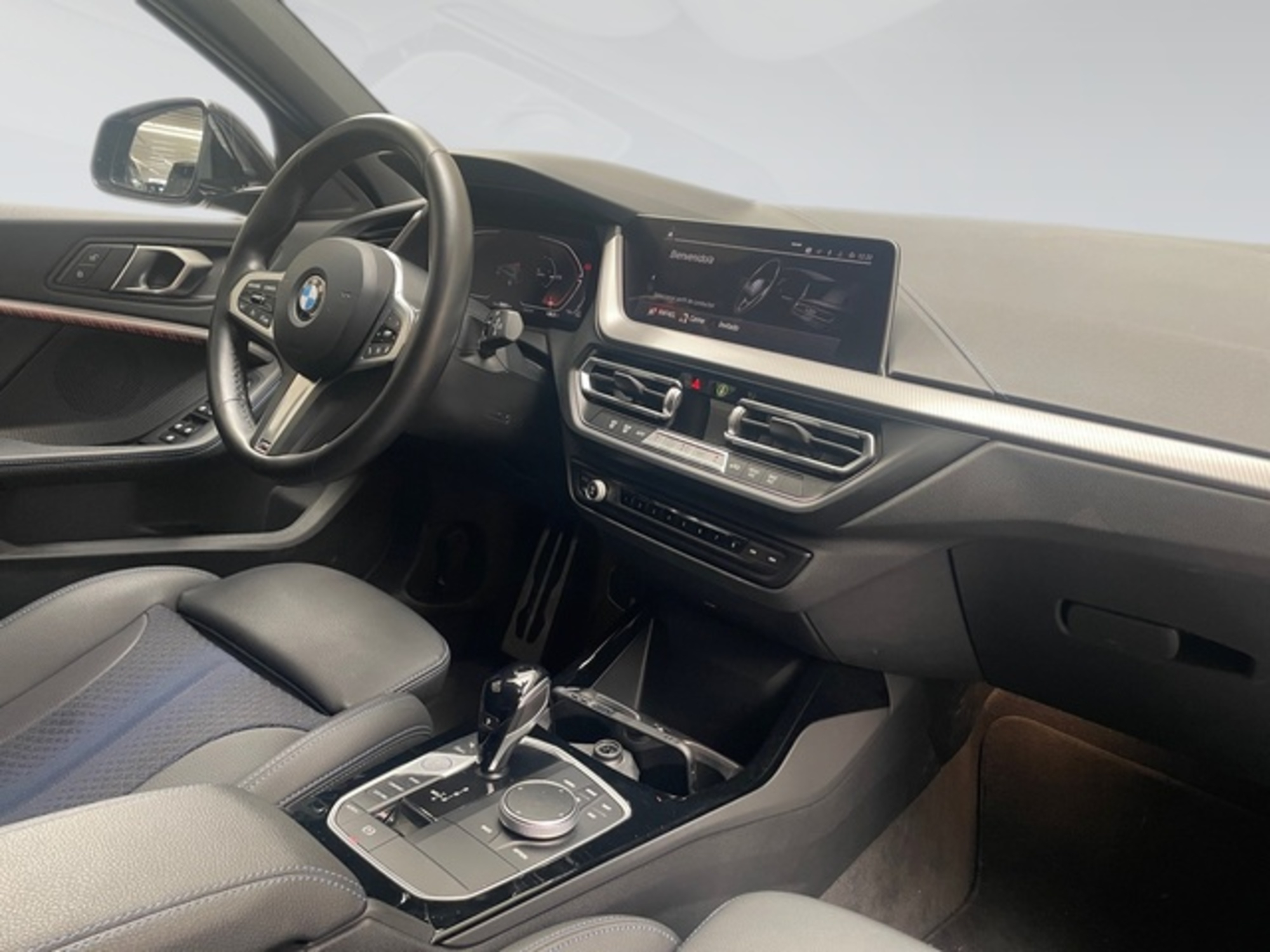 Renting BMW Serie 1 118i 103 kW (140 CV) 7 12