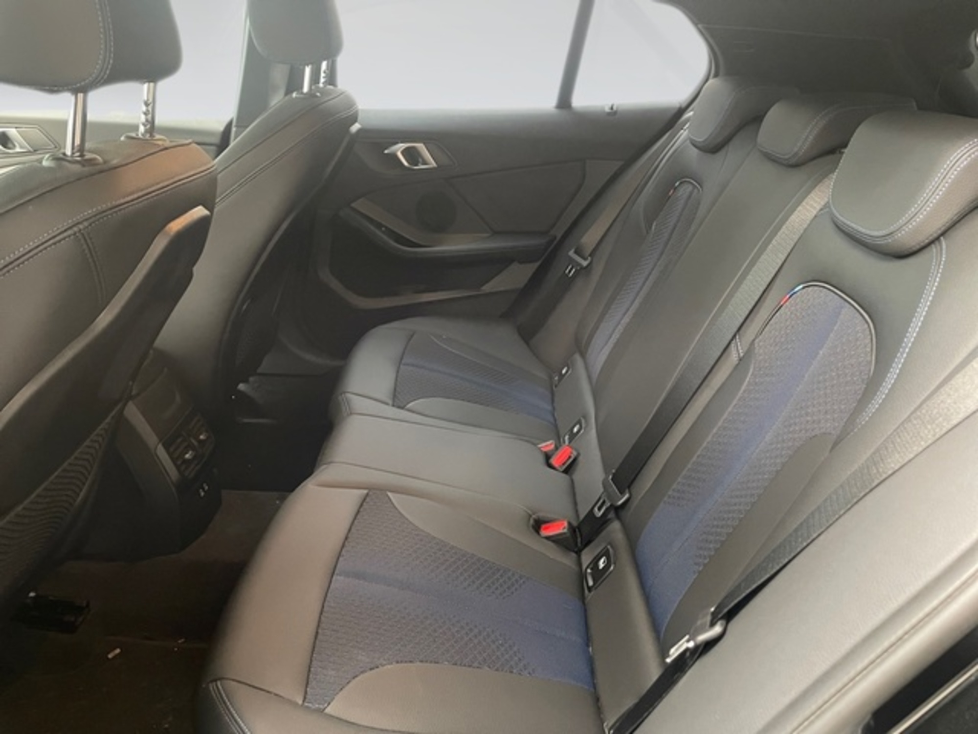 Renting BMW Serie 1 118i 103 kW (140 CV) 7 12