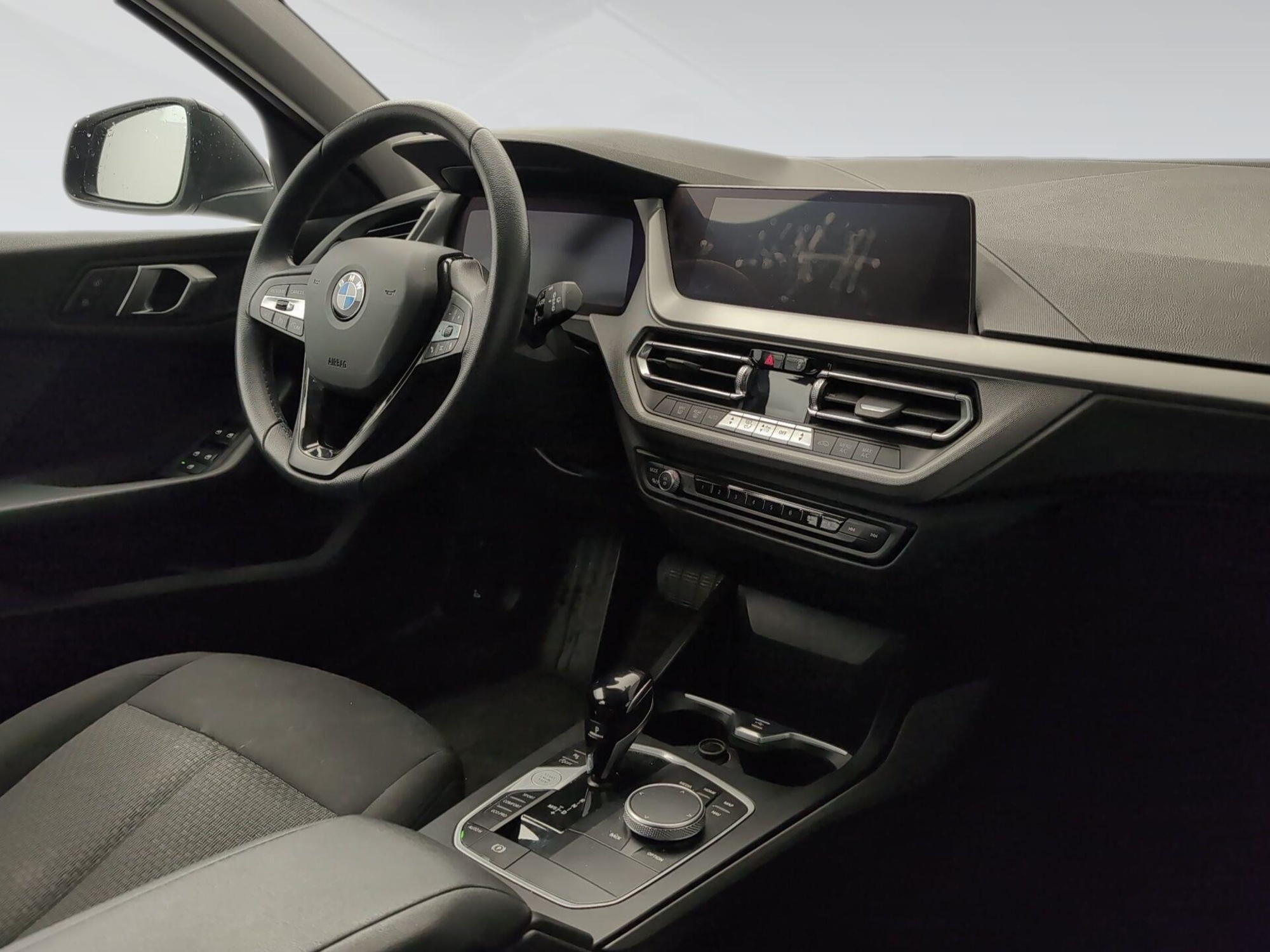 Renting BMW Serie 1 118i 103 kW (140 CV) 7 14