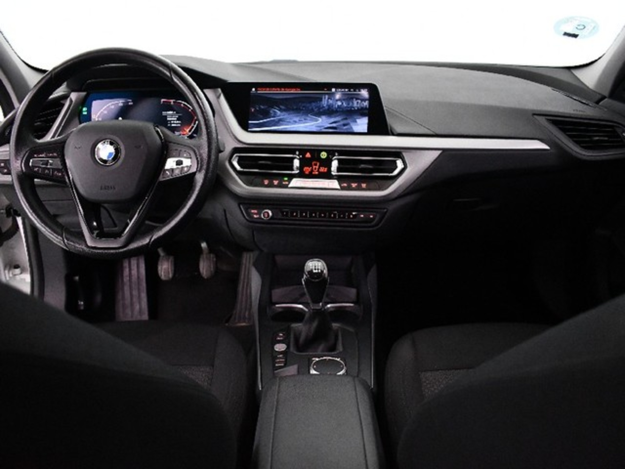 Renting BMW Serie 1 118i 103 kW (140 CV) 7 15