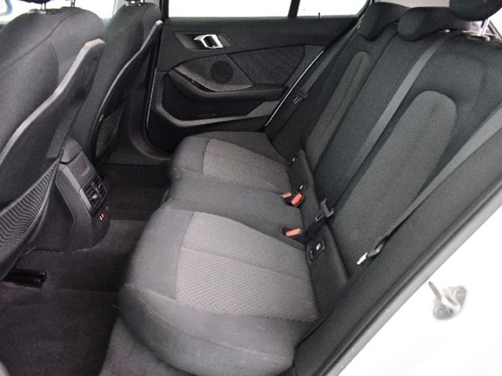 Renting BMW Serie 1 118i 103 kW (140 CV) 7 15