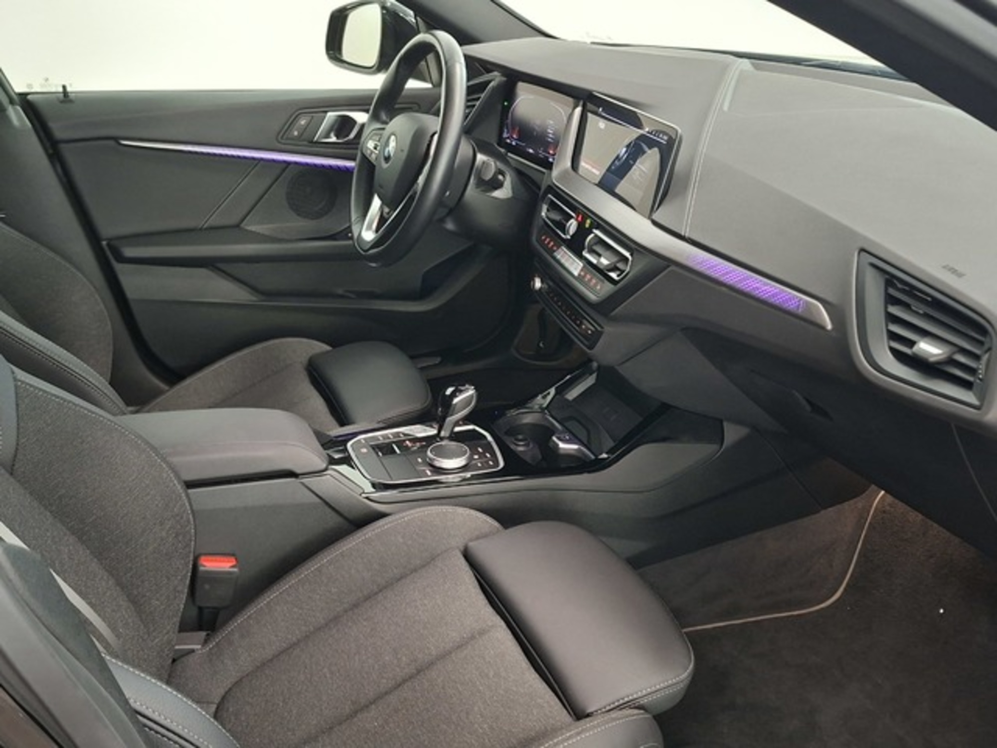 Renting BMW Serie 2 218d Gran Coupe 110 kW (150 CV) 2 2