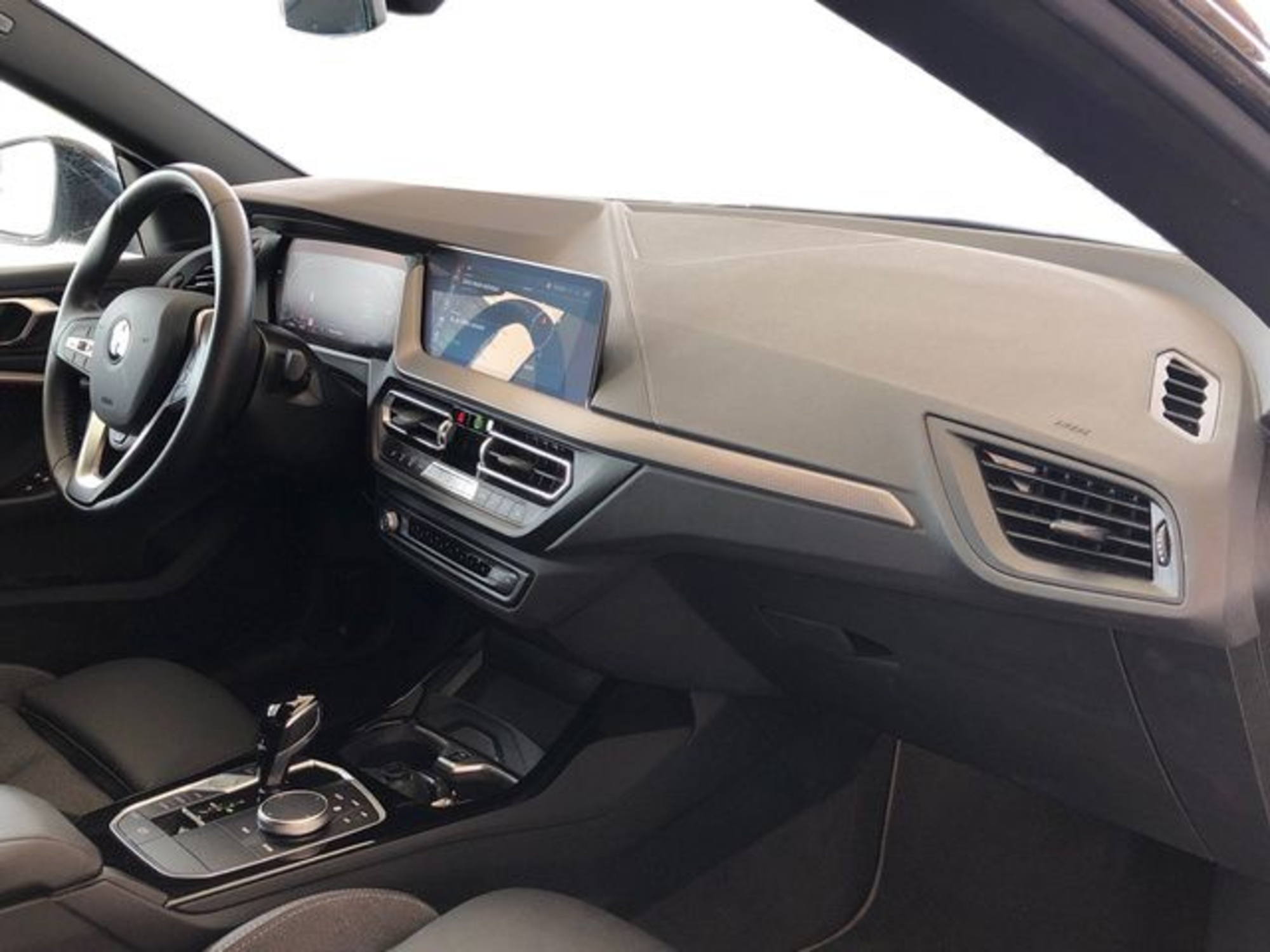 Renting BMW Serie 2 218d Gran Coupe 110 kW (150 CV) 6 4